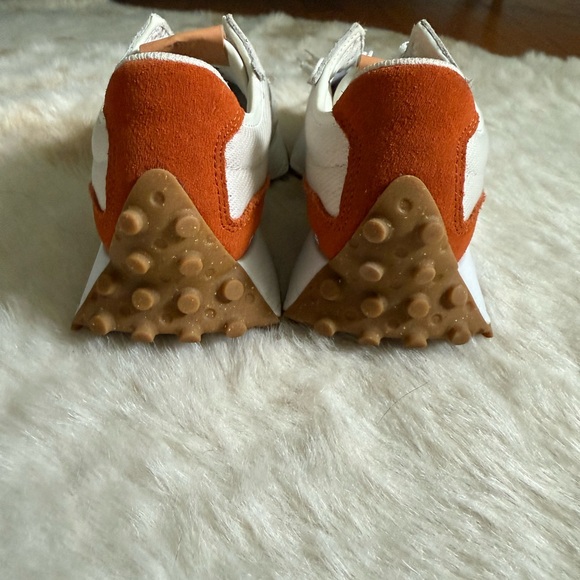 New Balance 327 like NEW! - Picture 3 of 7